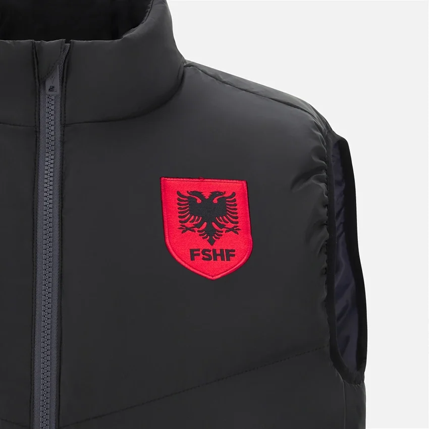 Gilet imbottito ufficiale della Nazionale albanese FSHF 2026/27 per adulti Gilet imbottito ufficiale della Nazionale albanese FSHF 2026/27 per adulti