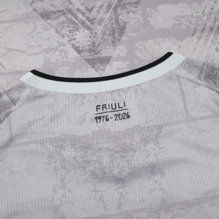 Maglie da partita commemorative del 50° anniversario del terremoto dell’Udinese Calcio 2025/26 Maglie da partita commemorative del 50° anniversario del terremoto dell’Udinese Calcio 2025/26