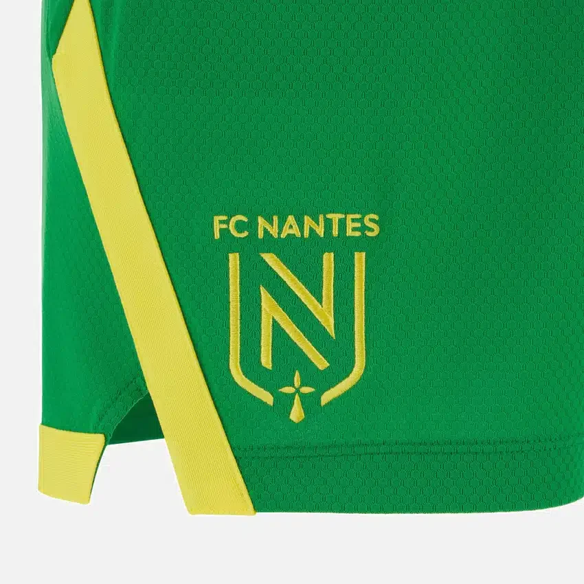 Pantaloncini da casa FC Nantes 2025/26 per adulti Pantaloncini da casa FC Nantes 2025/26 per adulti
