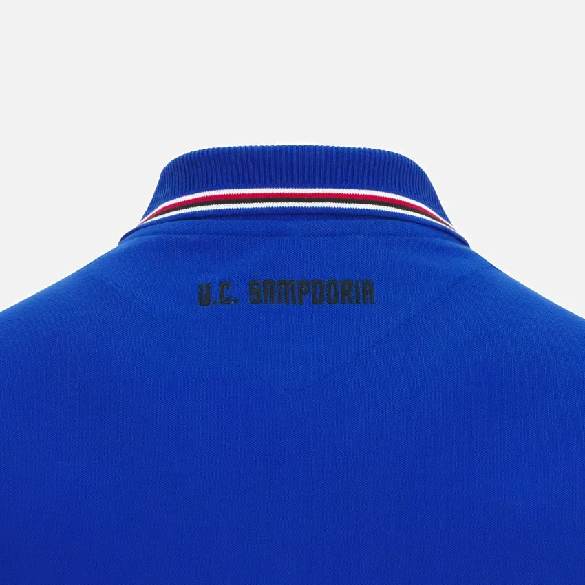 Polo da viaggio per giocatori adulti U.C. Sampdoria 2025/26 Athleisure Polo da viaggio per giocatori adulti U.C. Sampdoria 2025/26 Athleisure