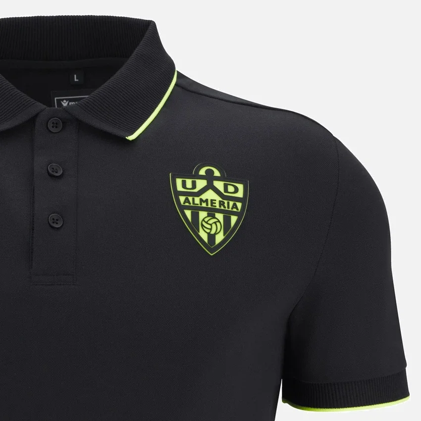 Polo da viaggio per giocatori adulti UD Almeria 2025/26 Athleisure Polo da viaggio per giocatori adulti UD Almeria 2025/26 Athleisure